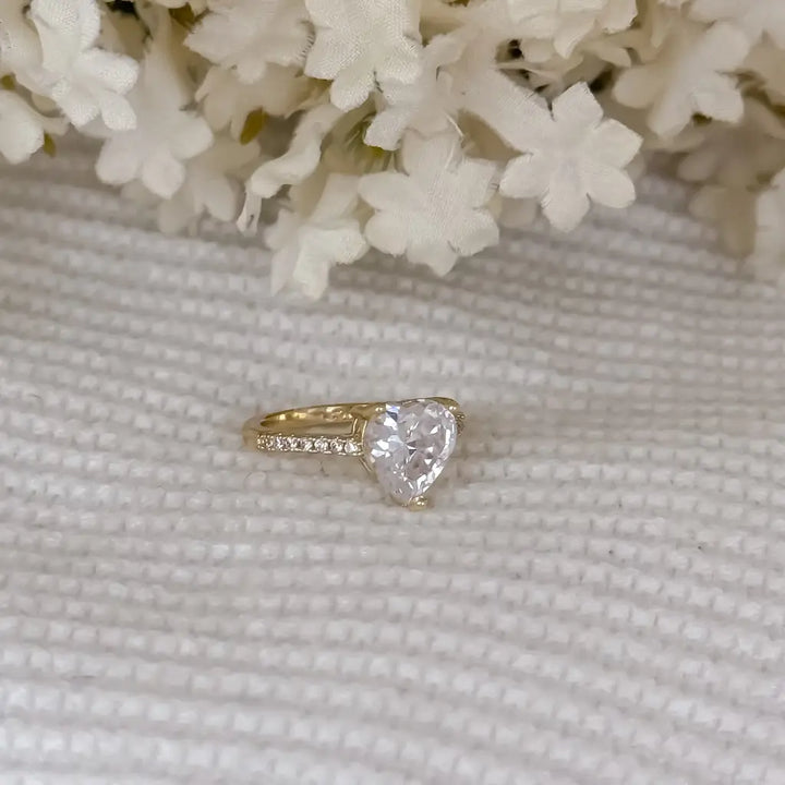 Argolla De Matrimonio De Dama De Diseño Fino De Cintillo De Cristales Y Corazón Cristal