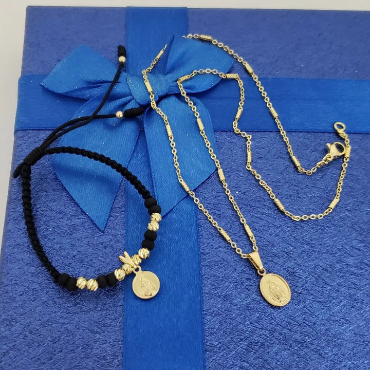Conjunto De Bebé De Cadena De Tejido Aros Con Cilindros + Dije De La Virgen Milagrosa + Manilla De Tejido Macramé Con Dije De La Virgen Milagrosa. (Cadena De 40cm-1mm De Grosor)