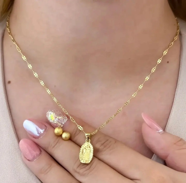 Conjunto De Dama Con Cadena De Tejido Crispeta Con Dije De La Virgen De Guadalupe Con Topos Diamantados
