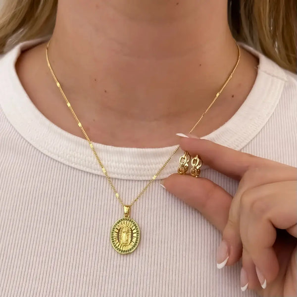 Conjunto De Dama Con Cadena De Tejido Cubana Con Destellos, Dije De La Virgen De Guadalupe Y Par De Candongas