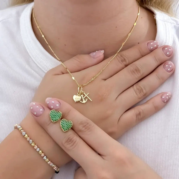Conjunto De Dama Con Cadena De Tejido Cubana De Corazón, Dije De Las Tres Gracias, Manilla Tres Oros Y Par De Topos Corazón De Piedras Verdes