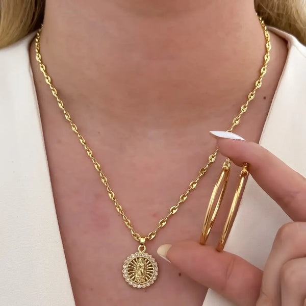 Conjunto De Dama Con Cadena De Tejido Gucci, Dije De La Virgen De Guadalupe Y Candongas