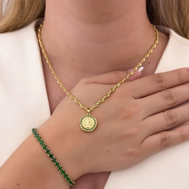 Conjunto De Dama Con Cadena De Tejido Gucci, Dije De San Benito Y Pulsera Tenis Verde