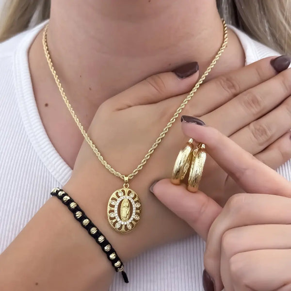 Conjunto De Dama Con Cadena De Tejido Lazo, Dije De La Virgen De Guadalupe, Candongas Y Manilla Italiana