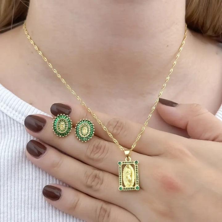 Conjunto De Dama Con Cadena De Tejido Singapur Con Dije Y Topos De La Virgen De Guadalupe Con Cristales Verdes
