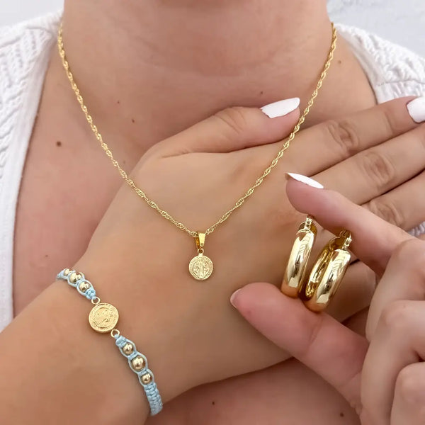 Conjunto De Dama Con Cadena De Tejido Singapur, Dije De San Benito, Manilla Azul Y Candongas