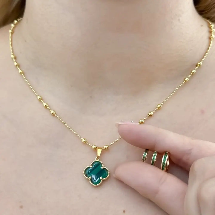 Conjunto De Dama Con Cadena Tejido Militar Con Balines, Dije De Trébol Verde Y Conjunto De Tres Pares De Candongas Verdes