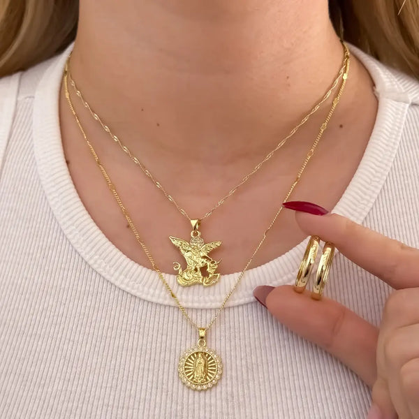 Conjunto De Dama Con Cadena Tejido Singapur Y Cadena Tejido Cubana Con Corazones, Dijes De San Miguel Y La Virgen De Guadalupe Y Par De Candongas Lisas