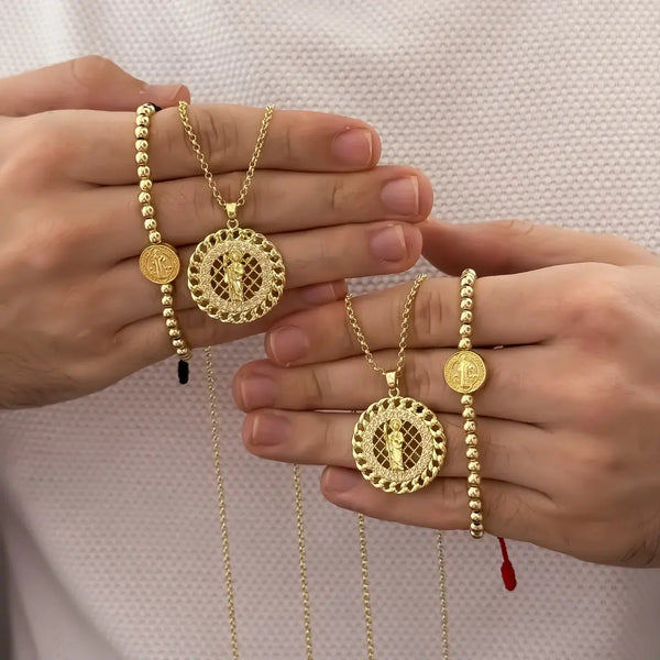 Conjunto Para Parejas Con Cadenas De Tejido Aros, Dije De San Benito Y Manillas De Balines Lisos Con Herraje De San Benito