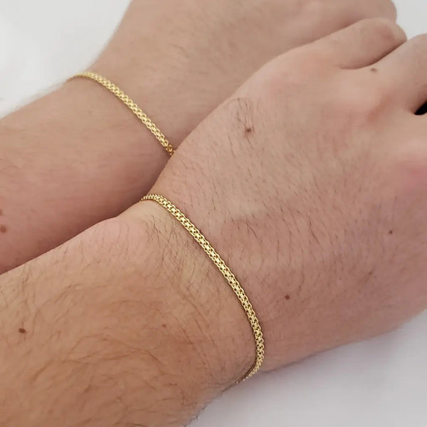 Pulseras para Parejas de Oro Laminado 18K
Celebra el amor y la conexión especial que compartes con tu pareja con nuestras pulseras para parejas de oro laminado 18k. Estas elegantes pulseras están diseñadas para reflejar la unión y la complicidad entre dos personas que se aman.

Cada pulsera está cuidadosamente elaborada con materiales de alta calidad, incluyendo un baño de oro laminado de 18 quilates que brilla con un resplandor dorado encantador. El diseño simétrico y equilibrado de las pulseras las hace p